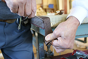 手作業で畳縁(ヘリ)付けの調整をします。