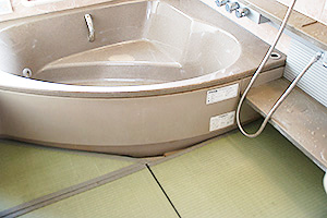 お風呂の形状に合わせてピッタリに敷きます。